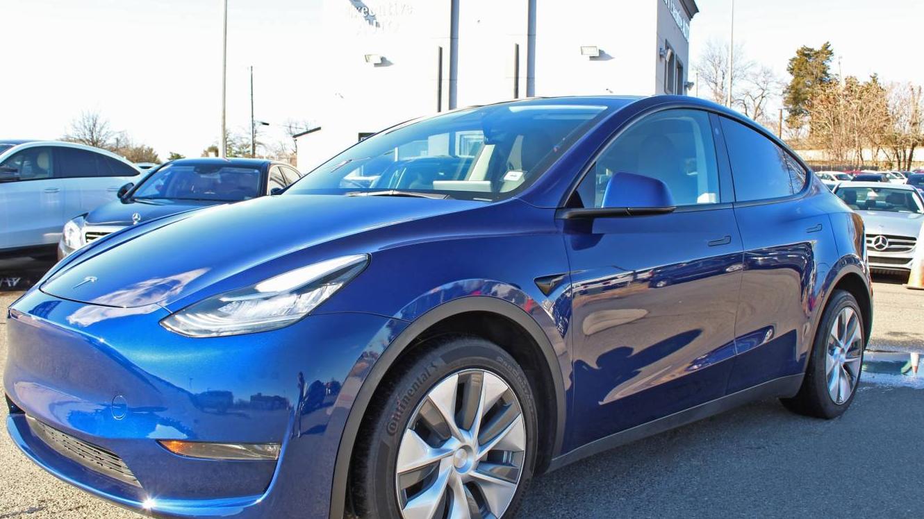 TESLA MODEL Y 2023 7SAYGDEE9PA033018 image